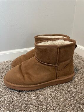 Dream Pairs Women’s Fluffy Mini Boots Size 9